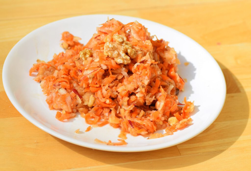 „Corona“-Salat (Topinambur-Apfel-Karotten-Honig-Walnuss-Salat)