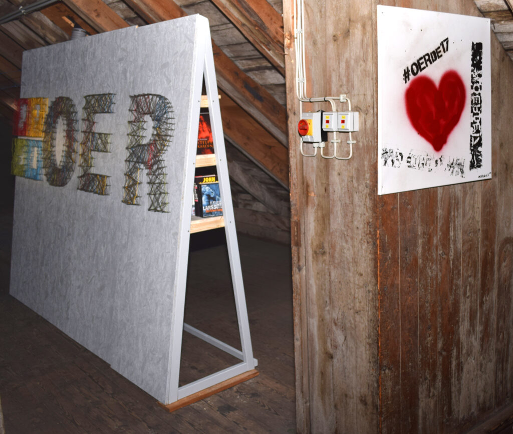 Hausbibliothek in Chemnitz, Aufsteller und Bild vom OERCamp 2017