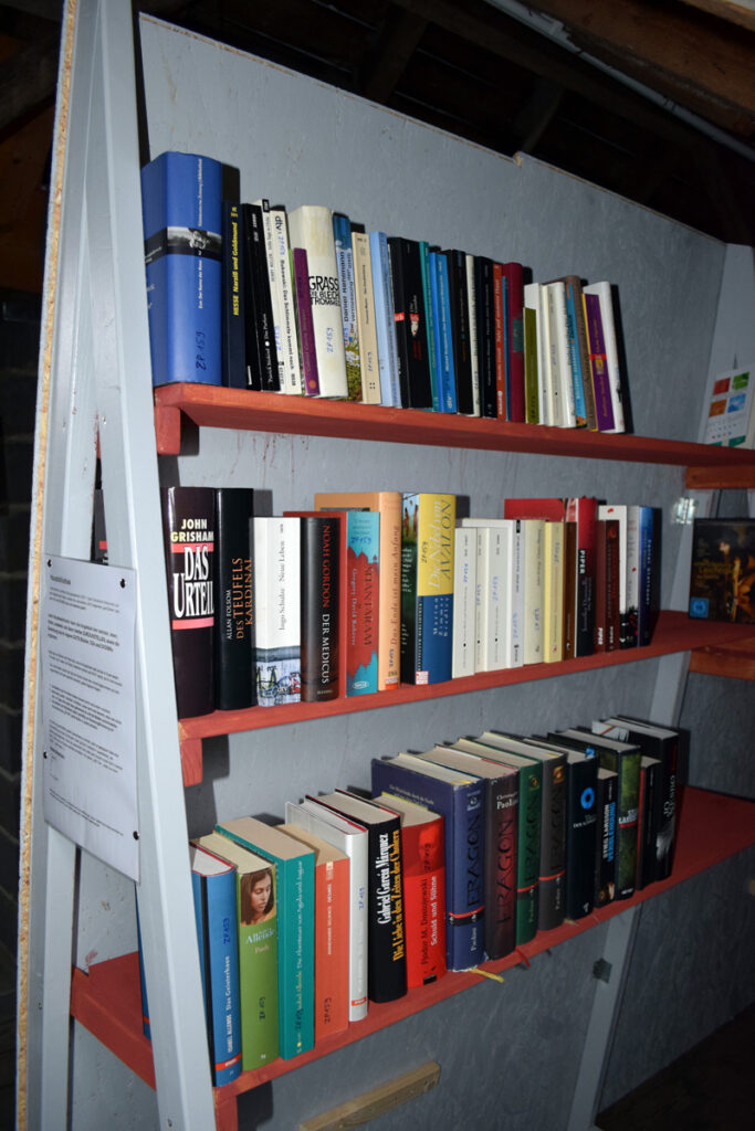 Regal mit Büchern (Hausbibliothek)