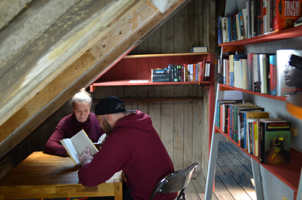 Nutzung der Sitzecke in der Hausbibliothek