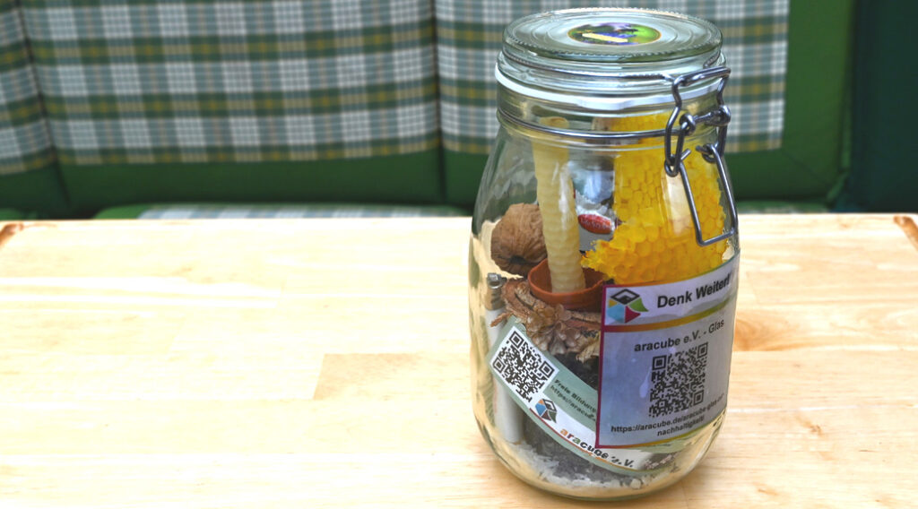 „Nachhaltigkeits-Glas“ des aracube e.V. zum „Denk Weiter!“ 2023