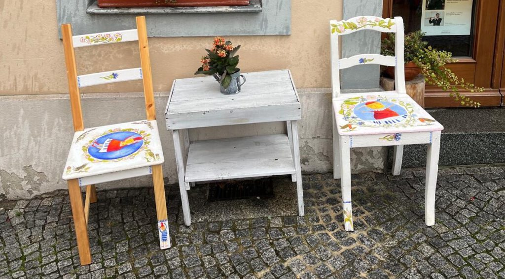Stühle und Tisch der Aktion „Nimm Platz in Deiner Stadt“ in Bautzens Innenstadt