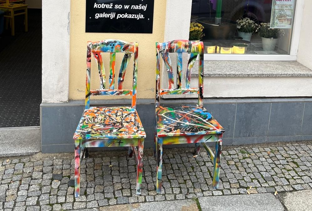 egal ob „nur Bunt“ oder besonders künstlerisch, überall Sitzgelegenheiten für Besucher der Innenstadt in Bautzen