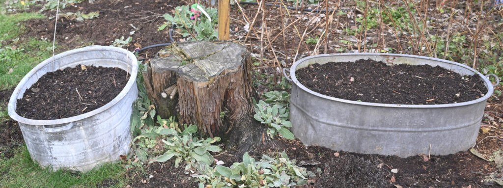 Zinkblech-Wannen: mit feuchter Erde jeweils ca. 150 kg schwer